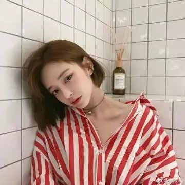 草地上的男人